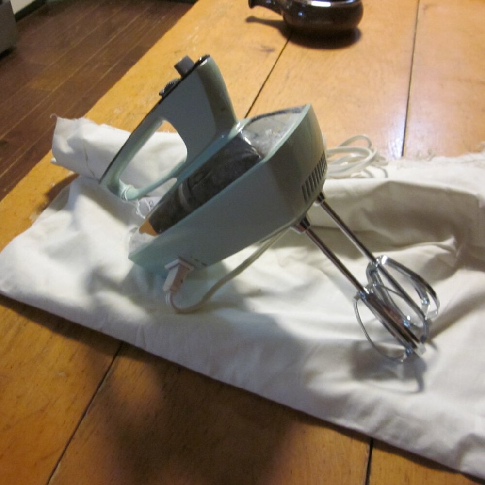 vtg Super Mixette Hamilton Beach scovill chrome aqua hand mixer 60s MCM vintage